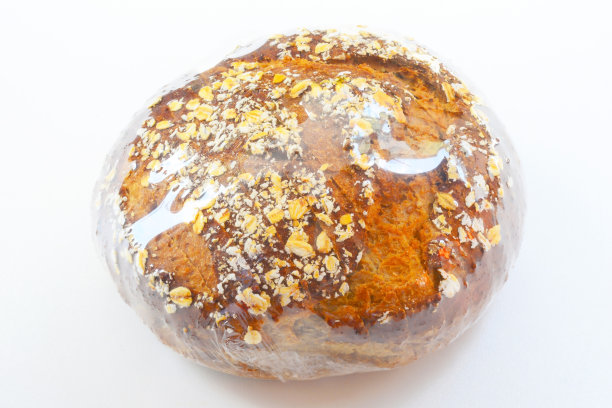 全谷物切片圆面包，白色背景图片下载