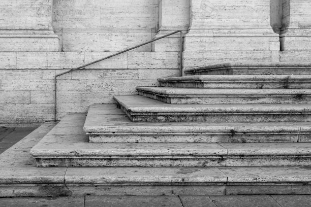 古老的大理石楼梯是建筑的前面图片下载