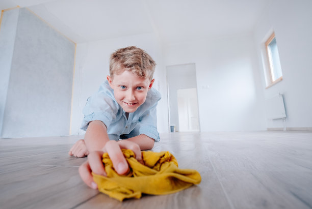 新公寓装修后，男孩帮忙打扫卫生图片下载