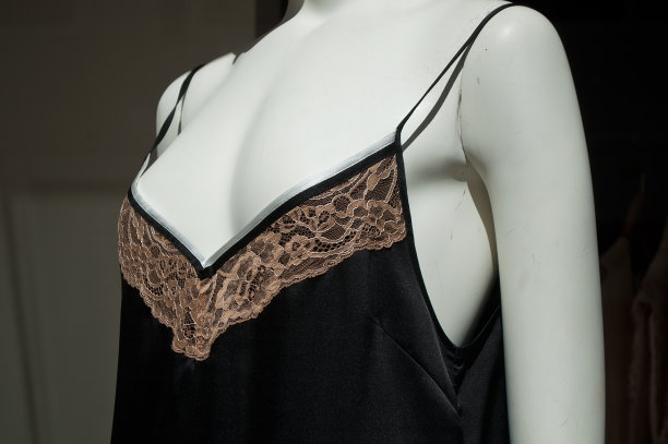 女式内衣商店里的睡衣缎子图片下载