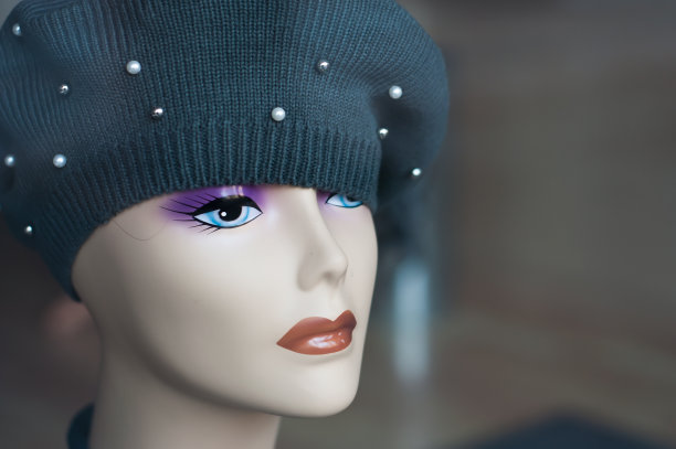 时装陈列室里的冬季时装模特图片下载