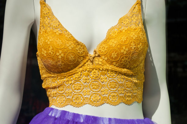 女性内衣购物中心的橙色胸罩图片下载