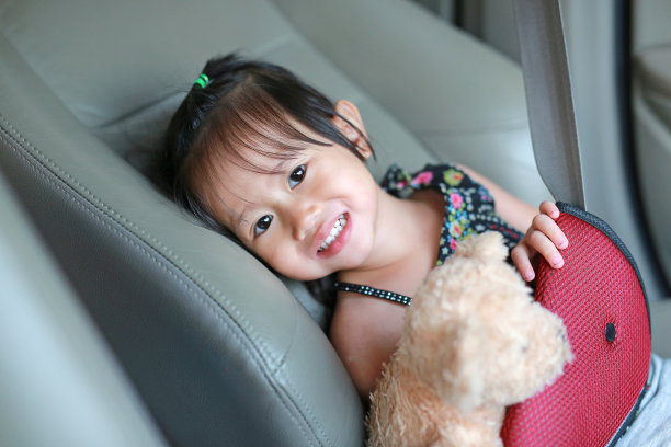 坐在汽车座椅上的亚洲小孩。图片下载