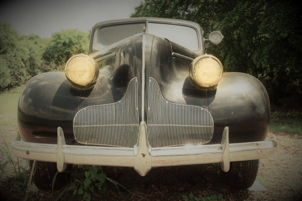 经典的黑色轿车和烧烤架图片下载