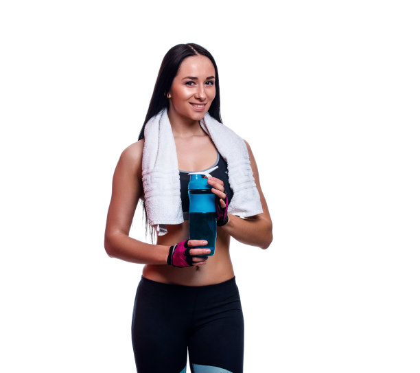 健身女孩，白色背景上带着震动器和毛巾。迷人的运动女性放松后的锻炼。图片下载