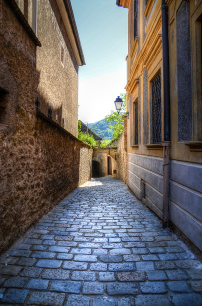 欧洲有拱门的狭窄街道图片下载