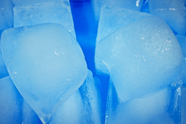 蓝色碗里的冰块图片下载