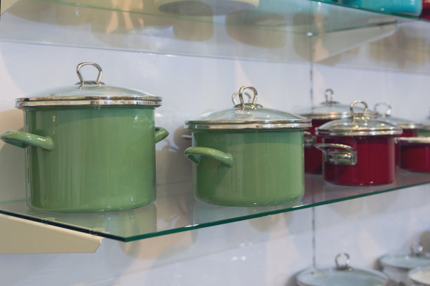 商店柜台上的彩色现代平底锅图片下载