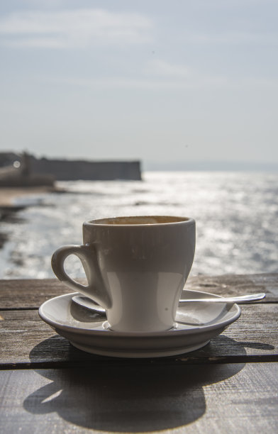 一杯在大海背景上的咖啡图片下载