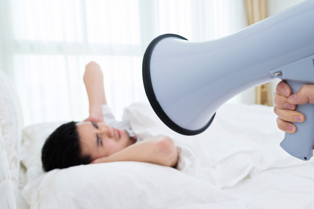 通过卧室的扩音器大喊大叫图片下载
