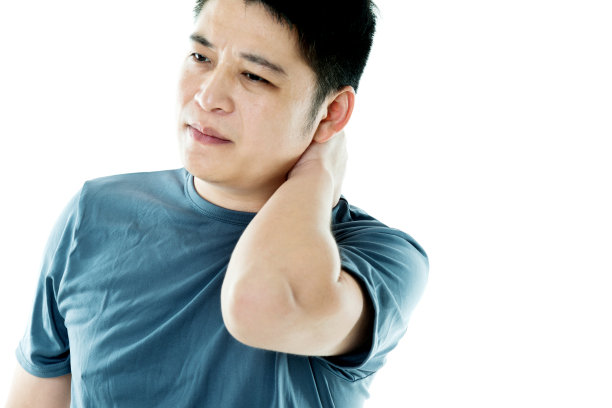 一个脖子疼的亚洲年轻人素材图片