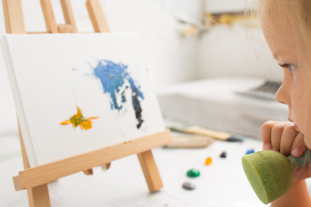 画室里的体贴的小画家图片下载