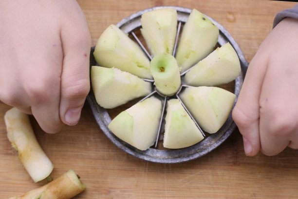 快乐的男孩抱着猫咪近距离微笑的照片图片下载