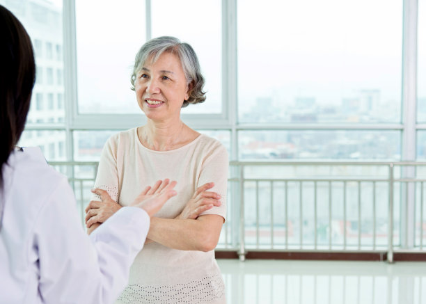 女医生和老病人谈话素材图片