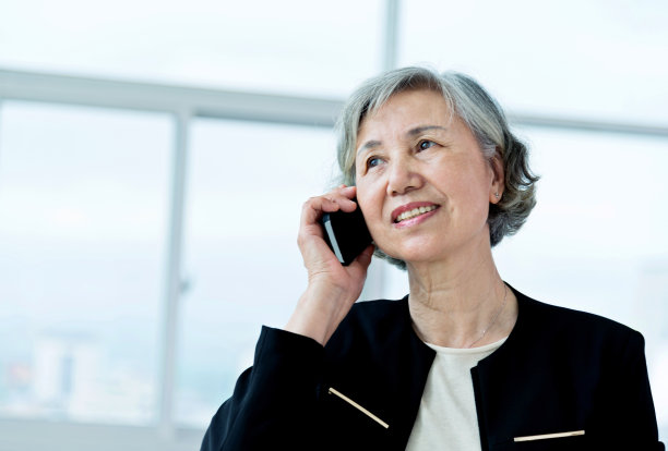 高级女商人在办公室打电话素材图片