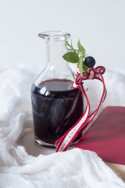 玻璃瓶里的蓝莓汁图片下载