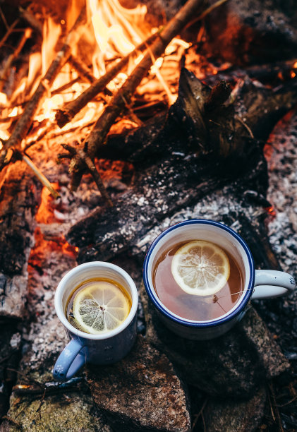 篝火旁放两大杯柠檬茶图片下载