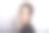 女孩戴着粉色耳机听音乐图片下载