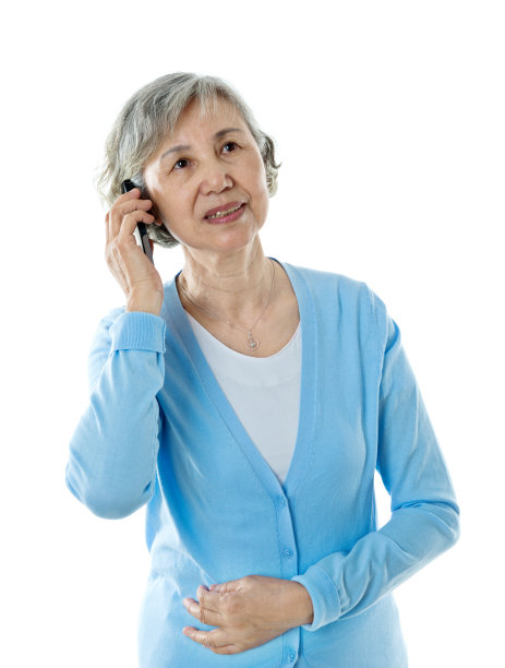 一位资深女性在白色背景下讲手机图片下载