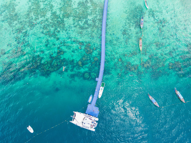 热带岛屿海滩鸟瞰图或俯视图，海水清澈图片下载