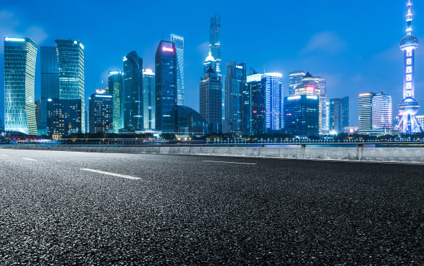 中国上海市中心空无一人的十字路口图片下载