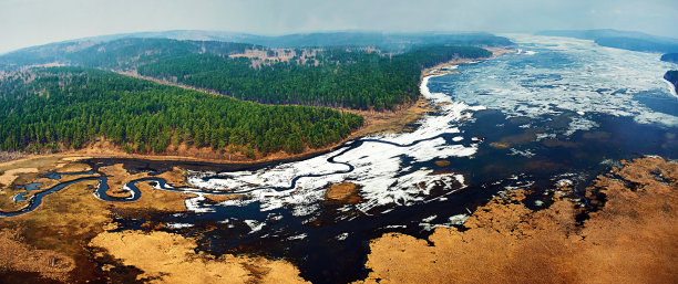 鸟瞰西伯利亚美丽的自然景观。全景。图片下载