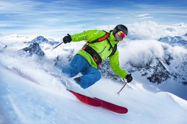 滑雪者骑在雪波上图片下载