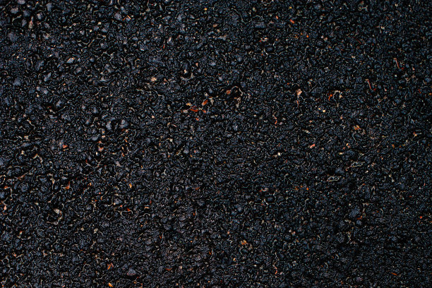 黑色沥青表面。特写的深色垃圾纹理与纹理，可作为背景与复制空间图片下载