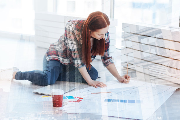 专注于她的项目的年轻女人图片下载