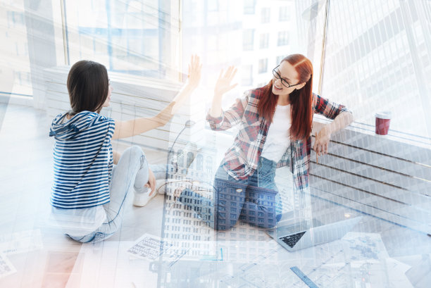 被逗乐的学生击掌图片下载