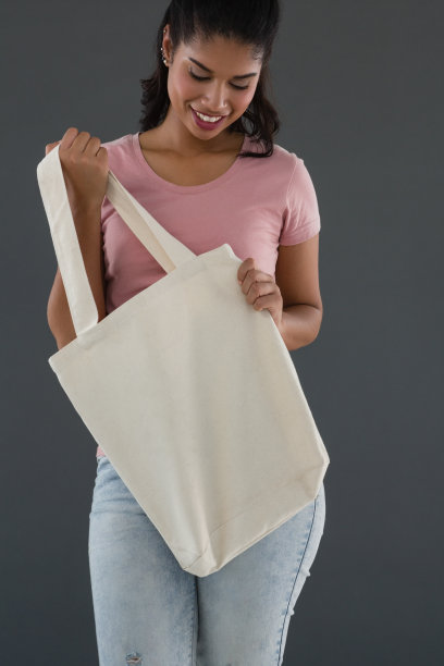 微笑的女人拿着肩包图片下载