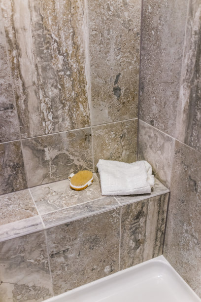 分期淋浴蒲团刷的特写在现代石灰色浴室在模型家，公寓或房子图片下载