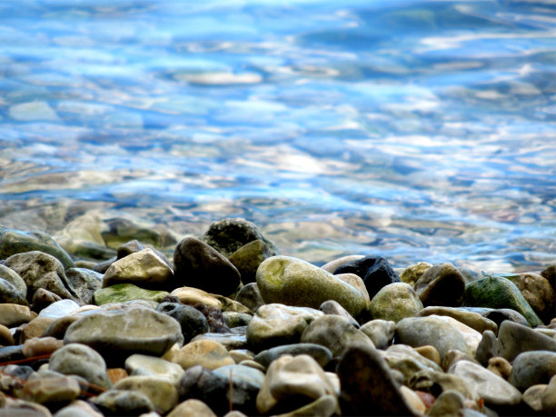 海滩上的岩石图片下载