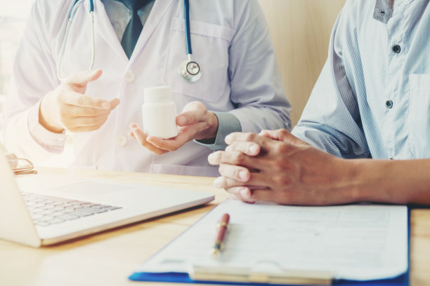 医生或内科医生向男性病人推荐药物处方 医生或内科医生向男性病人推荐药物处方素材图片