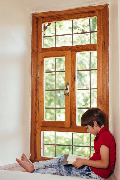 小男孩读图片下载