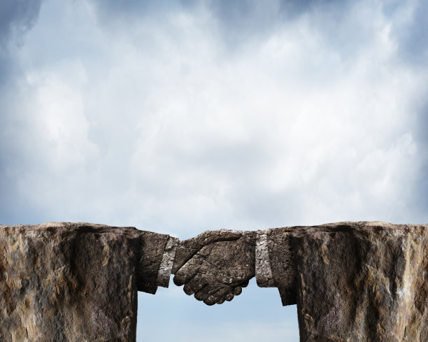 两个岩石悬崖连接握手雕刻的石头图片下载