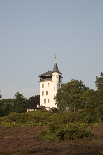 斯普伦根堡庄园和帕尔托塔在傍晚的灯光下图片下载