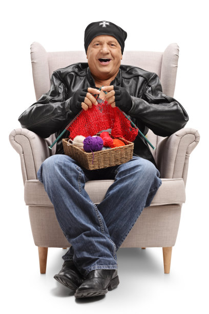 骑自行车的老人坐在扶手椅上织毛衣图片下载