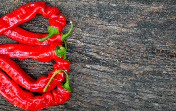 木制背景上的红辣椒图片下载