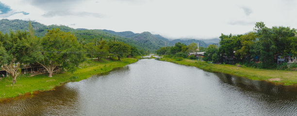 这条河从基里翁村肥沃的山区流出。泰国那空西达马拉省图片下载