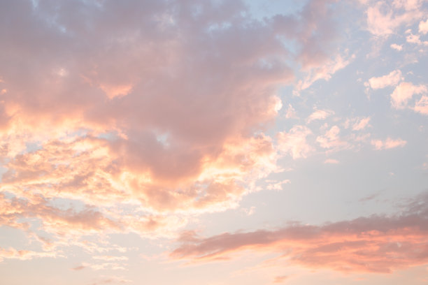 美丽柔和的多云日落在加利福尼亚图片下载