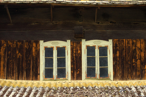 克罗地亚Lonjsko polje自然公园的木屋上的两扇旧窗户图片下载