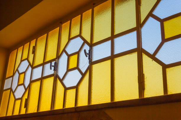 明亮的几何玻璃窗图片下载