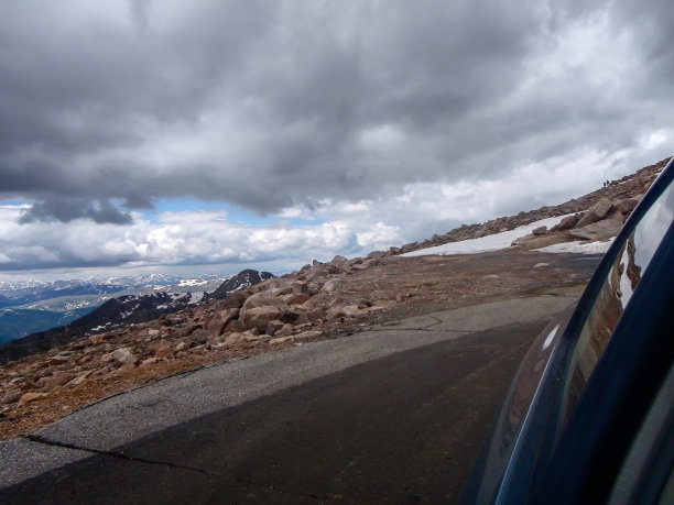 冬季山脉的道路视图图片下载