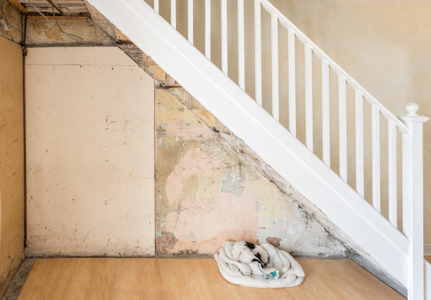 未抹灰泥的旧光秃秃的墙壁和楼梯。图片下载