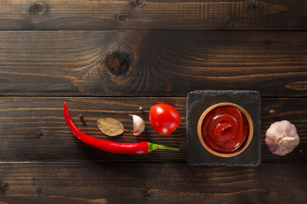 番茄酱在木制背景上图片下载