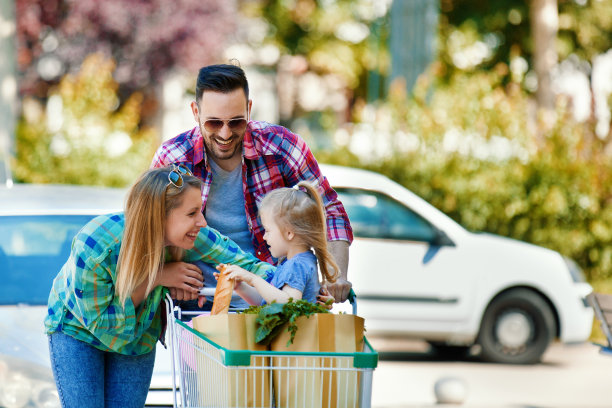 幸福家庭哦，超市前的三个图片下载