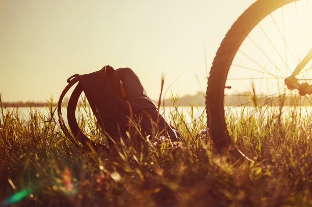 站在沙滩上骑自行车，图片下载