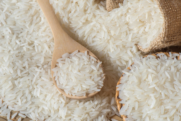 茉莉花米或香米，木勺，粗麻袋图片下载