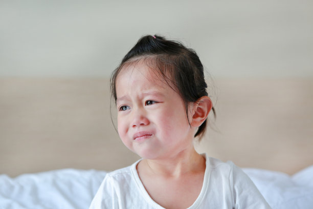 小女孩在哭。图片下载